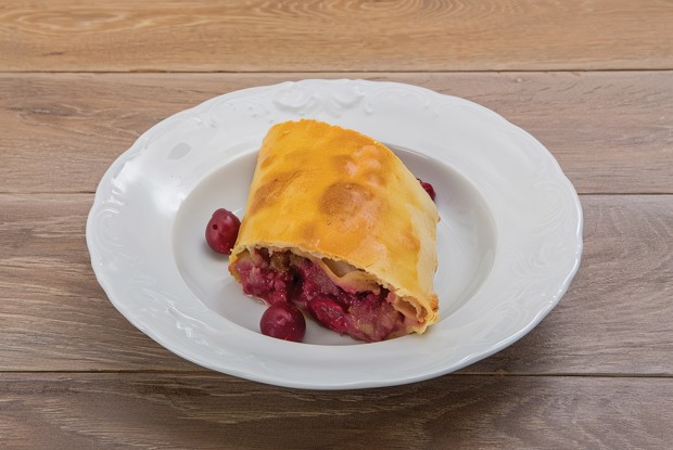 Штрудель с вишней, маскарпоне и миндалем