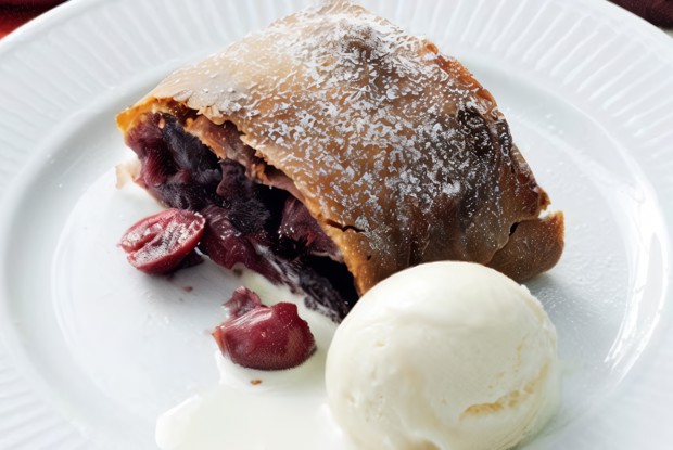 Штрудель с вишней