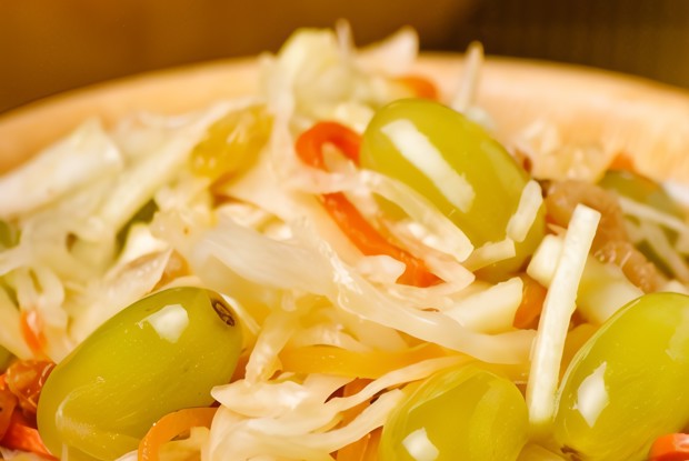 Шукрут с яблоками и виноградом