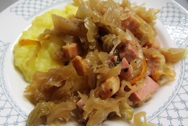 Шукрут (тушеная квашеная капуста с копченостями)