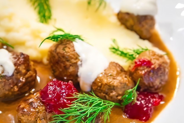Шведские фрикадельки с  брусничным джемом