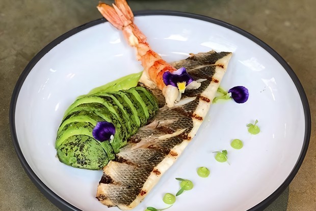 Сибас с авокадо и кокосовым соусом