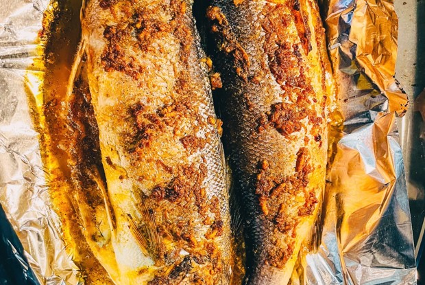 Сибас с чесноком, лимоном и оливковым маслом