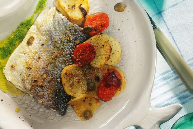 Сибас с картофелем, каперсами и помидорами