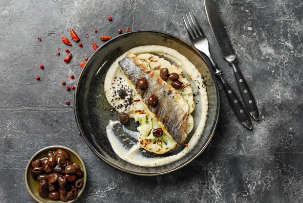 Сибас с кремом из цветной капусты