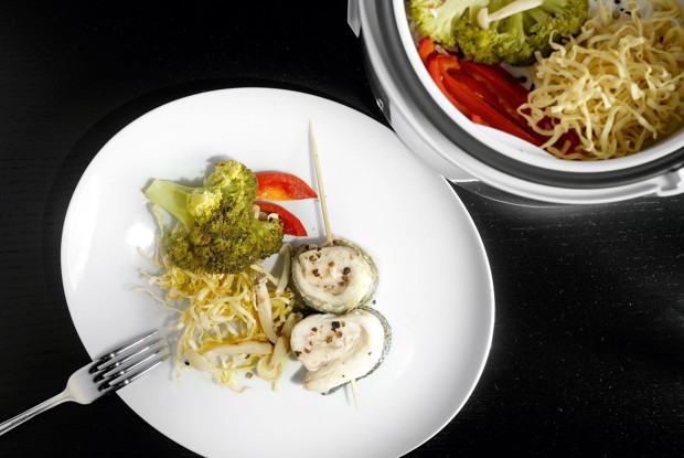 Сибас с лапшой, болгарским перцем, брокколи и грибами