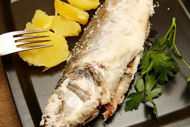 Сибас с розмарином, запеченный в соляной корке