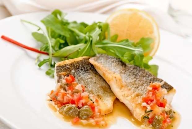 Сибас с соусом