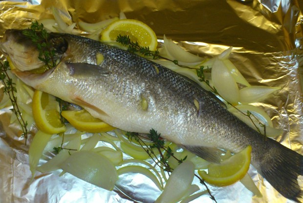 Сибас с тимьяном и чесноком