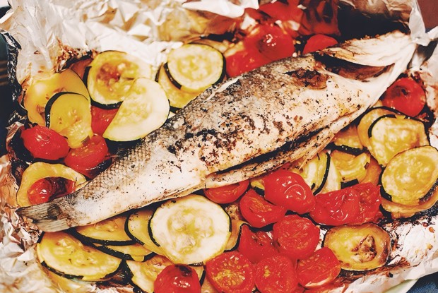 Сибас с томатами и итальянскими травами