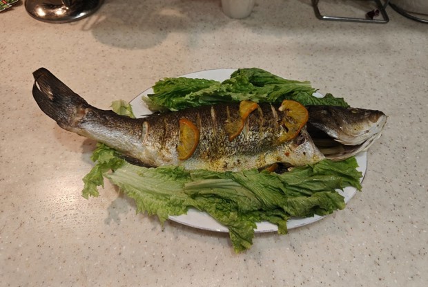 Сибас с зеленым луком