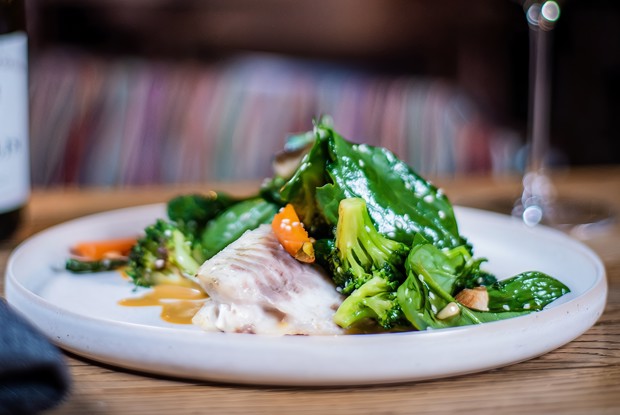 Сибас с зелеными овощами и соусом с тамариндом