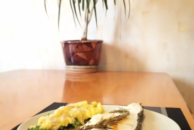 Сибас в духовке с розмарином и гарниром из фасоли и манго