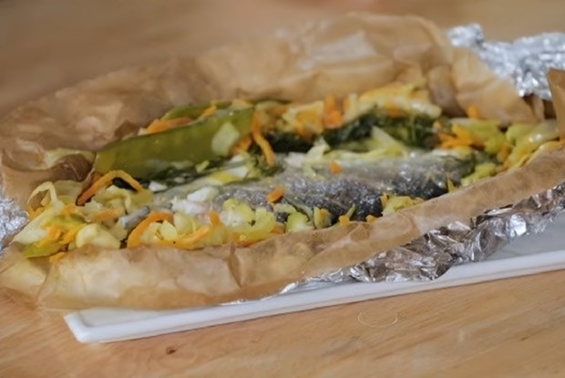 Сибас в кармашке с овощами