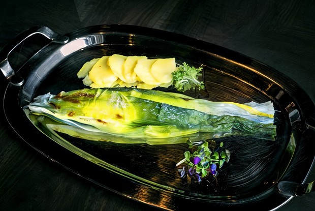 Сибас в луке-порей