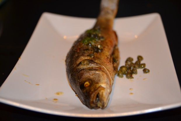 Сибас, запеченный с каперсами и зеленым чесночным маслом