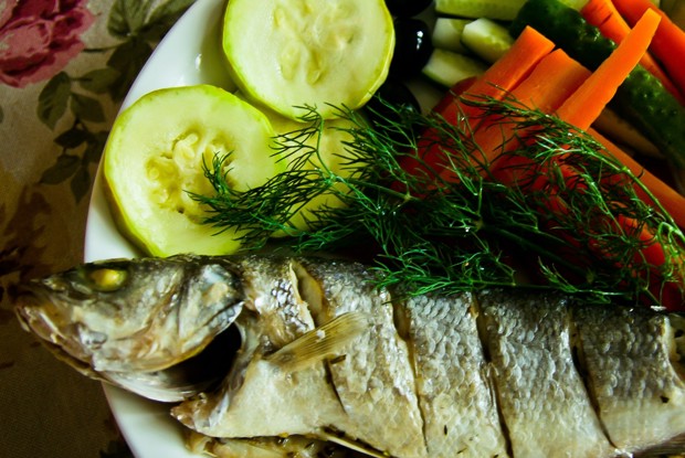 Сибас, запеченный с тимьяном и розмарином