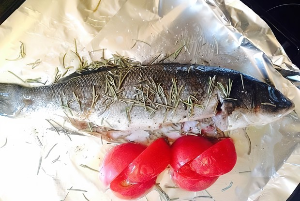 Сибас, запеченный с томатами