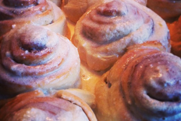 Булочки с корицей и ванильно-сливочным соусом