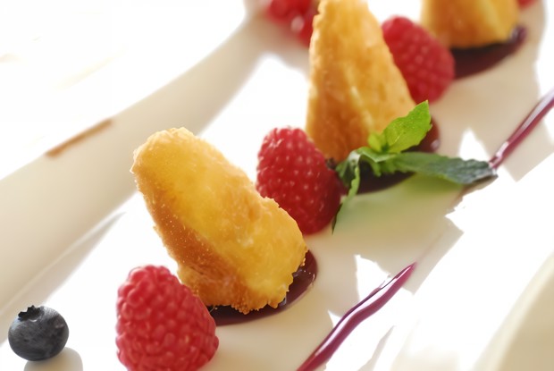 Сыр камамбер в кляре с ягодным соусом