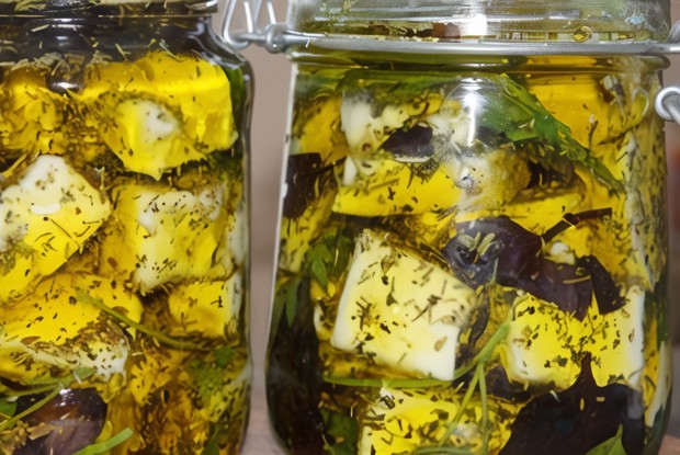 Сыр, маринованный с оливками