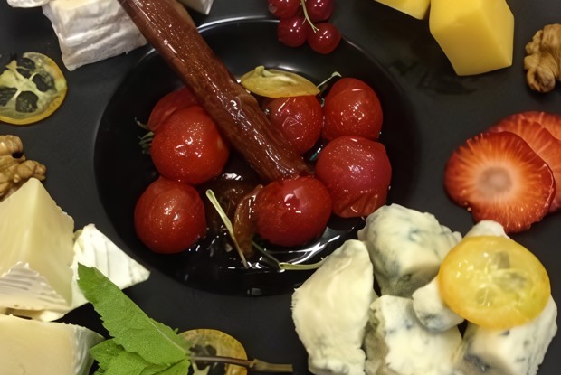 Сырная тарелка с медовыми черри