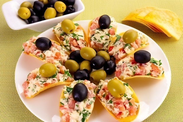 Сырная закуска с помидорами и чесноком на чипсах