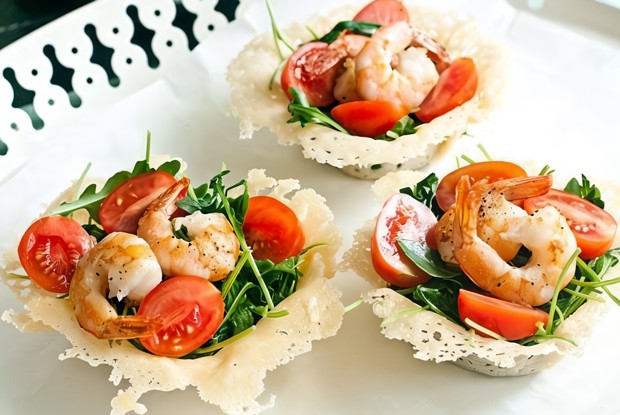 Сырные корзиночки с салатом из рукколы и креветок