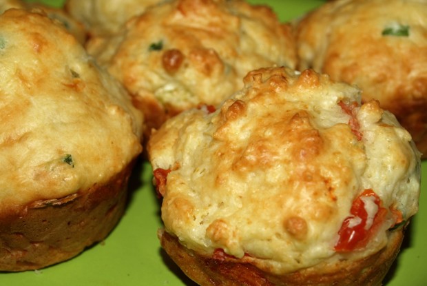 Сырные маффины с помидорами и зеленым луком
