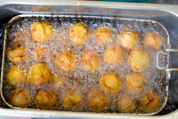 Сырные пышки с томатным соусом