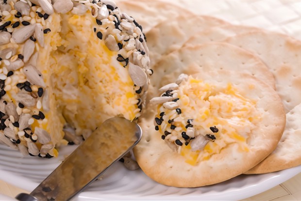 Сырные шарики с кунжутом и семечками