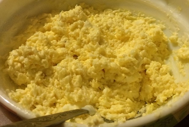 Сырный салат с яйцом и чесноком