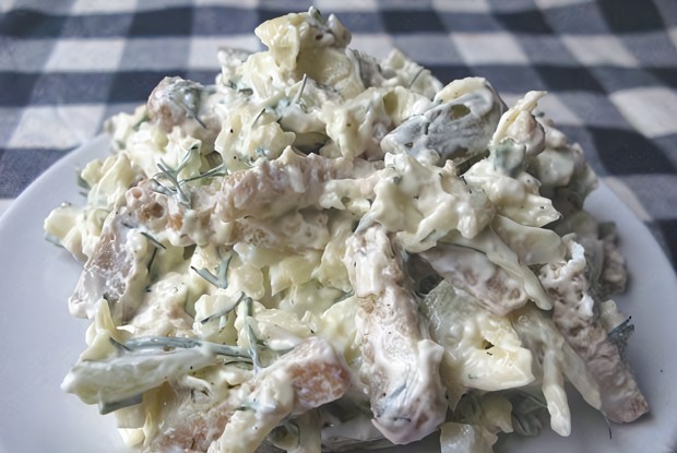 Сырный салат с сухариками и солеными огурцами