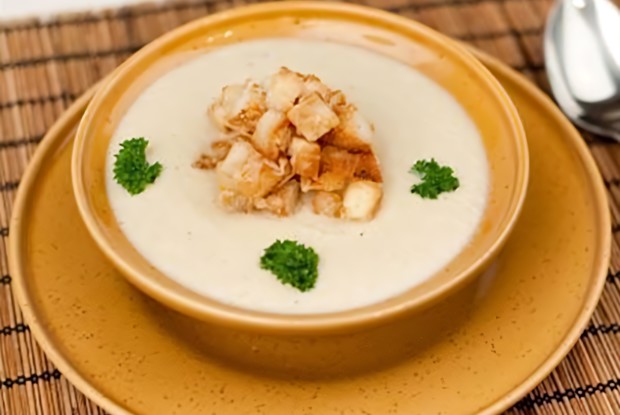 Сырный суп из лесных грибов с крутонами