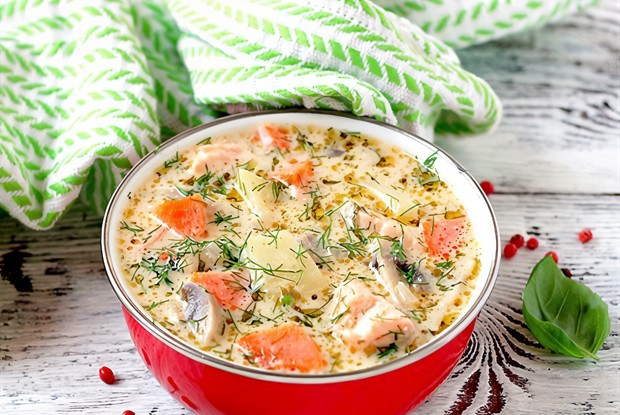 Сырный суп с форелью и грибами