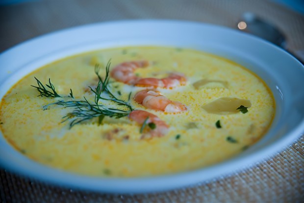 Сырный суп с креветками и зеленью