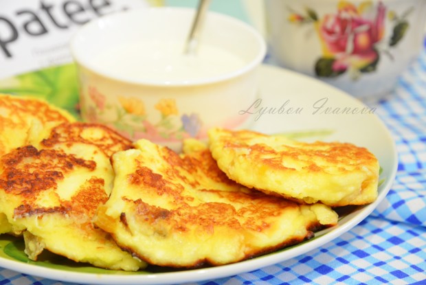 Сырники с бананом, курагой и ванильным сахаром