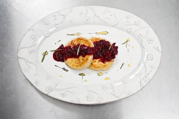 Сырники с бруснично-розмариновым вареньем