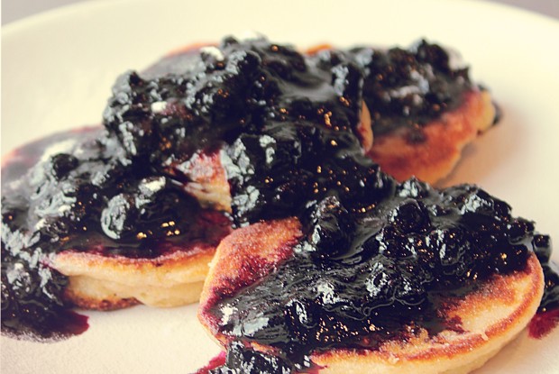 Сырники с черничным топпингом