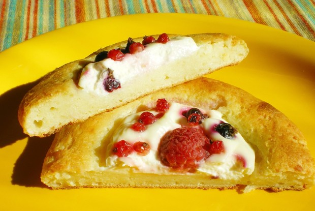 Сырники с творожной начинкой и ягодами