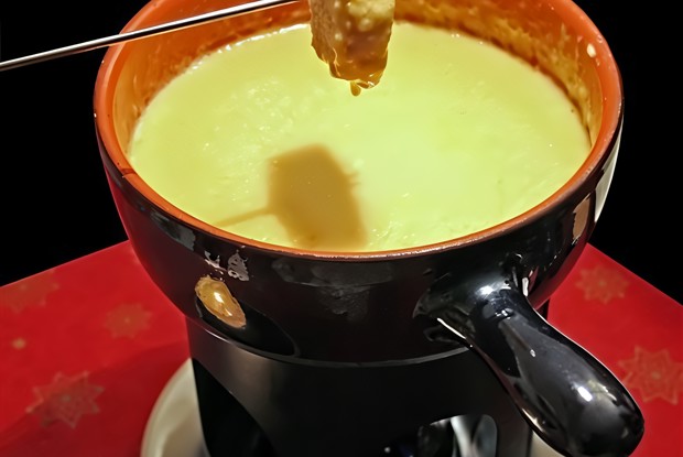 Сырное фондю с овощами