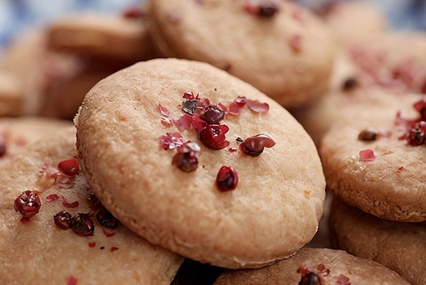 Сырное печенье с розовым перцем