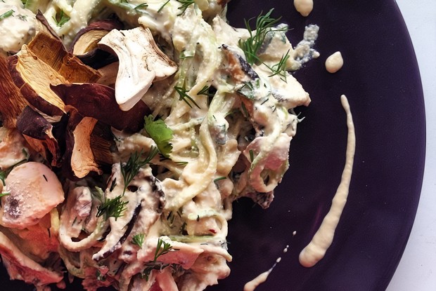 Сыроедческая паста из цукини с соусом альфредо