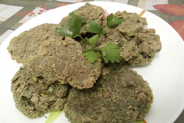 Сыроедческие котлеты с луком