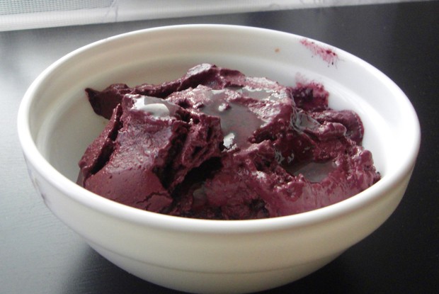 Сыроедческое черничное мороженое