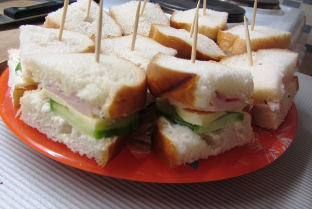 Сэндвич с беконом и ветчиной