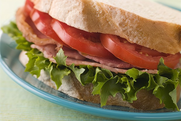 Сэндвич с беконом, салатом и томатами