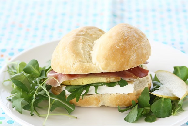 Сэндвич с грушей, сыром бри и ветчиной