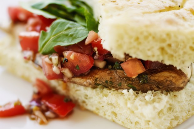 Сэндвич с козьим сыром, авокадо и копченой индейкой на ореховом хлебе