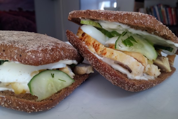 Сэндвич с курицей и яйцом